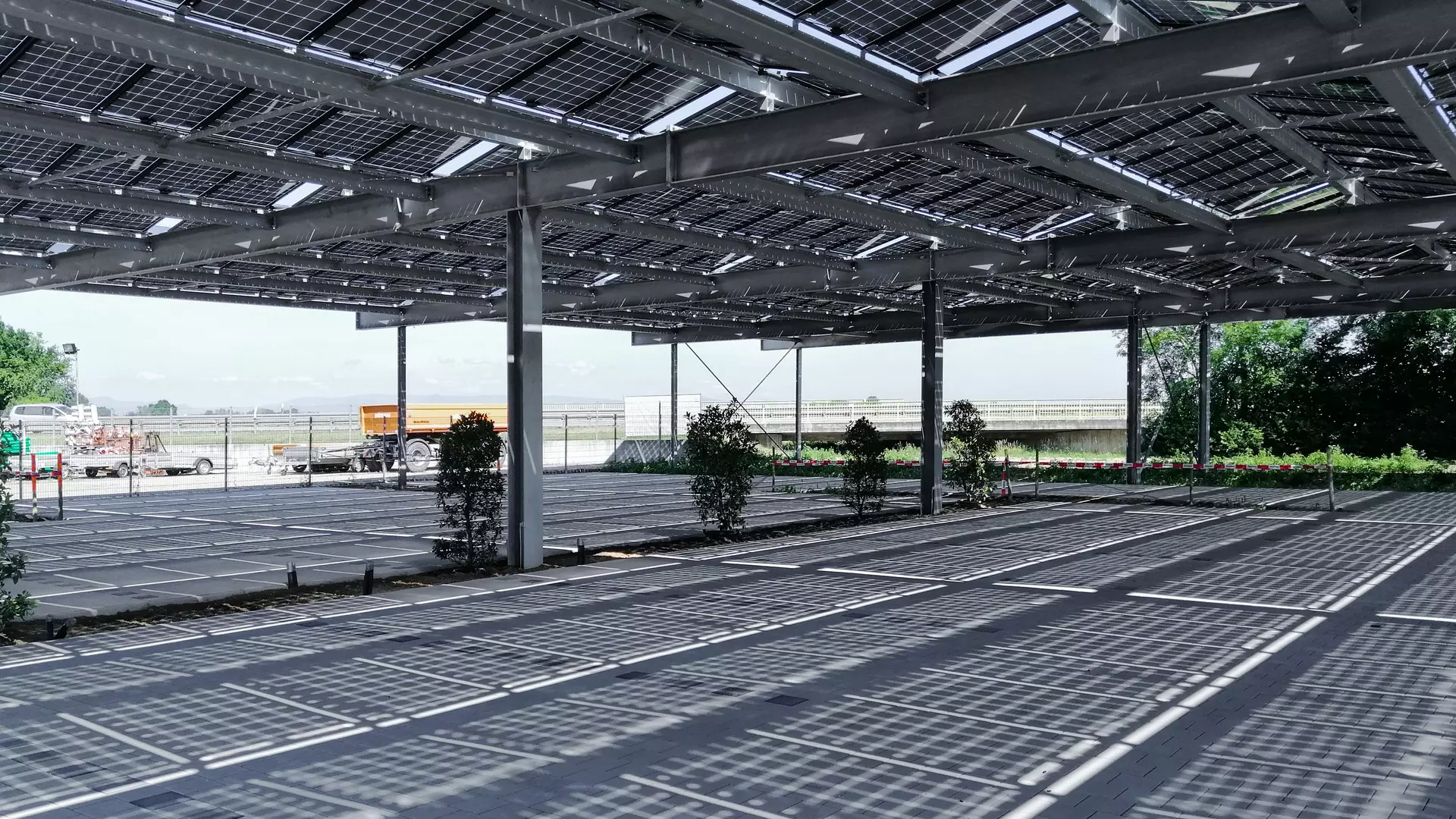 Solar-Carport mit SOLARWATT Panel vision construct