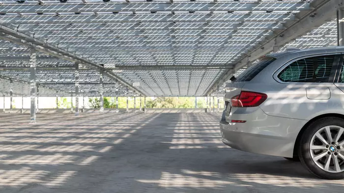 Parkplatzüberdachung mit Solarmodulen
