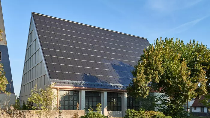 Kirchendach bestehend aus 280 In-Dach Solarmodulen von Solarwatt