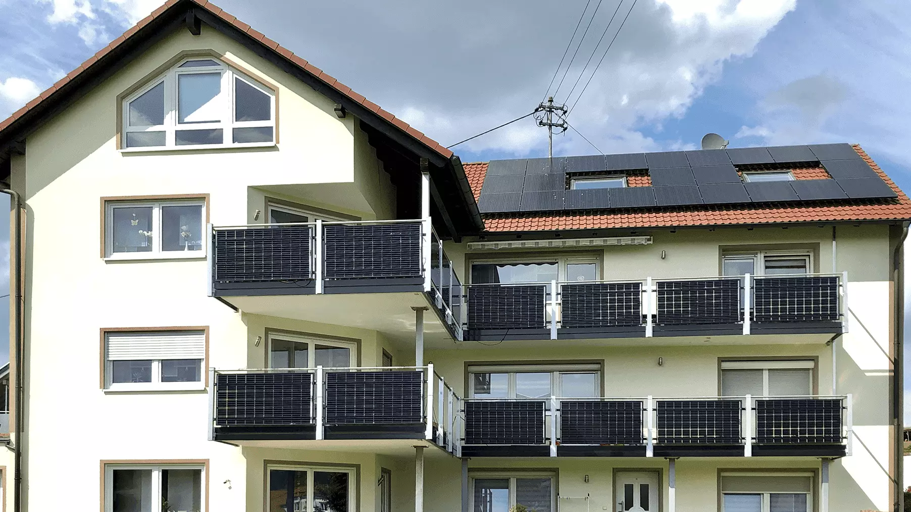 Balkon-Solaranlagen an einem Mietshaus