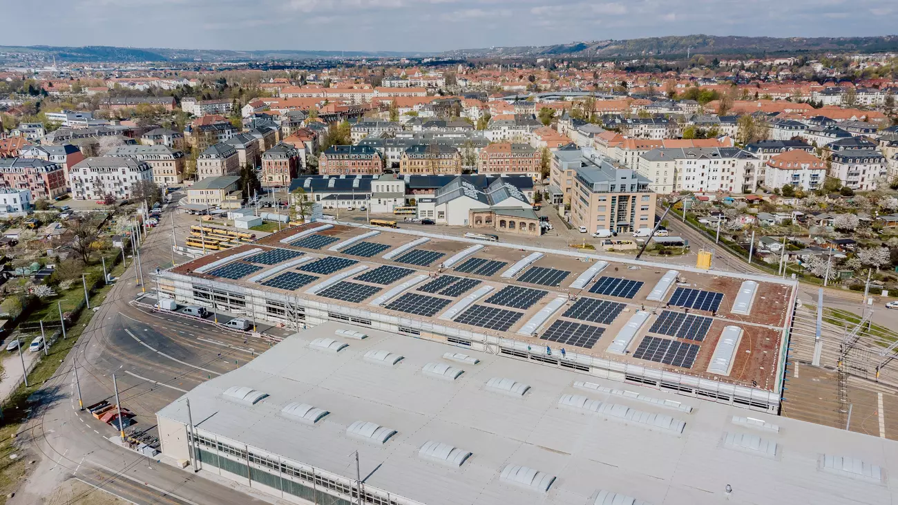 Betriebshof Trachenberge der Dresdner Verkehrsbetriebe (DVB) mit rund 1.000 Glas-Glas-Modulen auf dem Dach