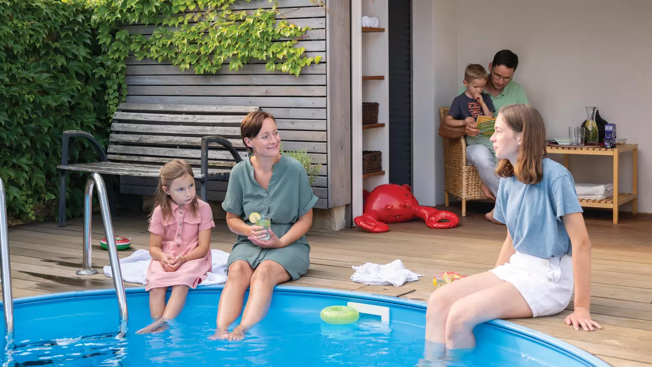 Familie beheizt ihren Pool mit Solarstrom