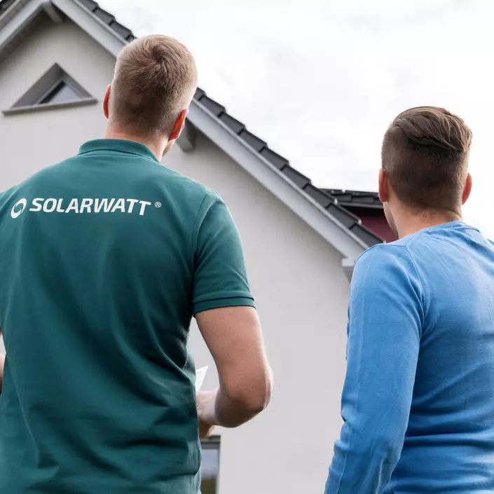 Solarwatt Mitarbeiter berät Kunden