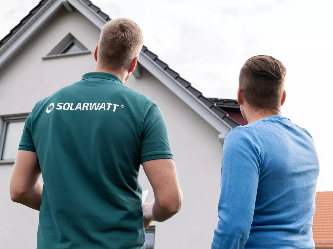 Solarwatt Mitarbeiter berät Kunden vor Ort