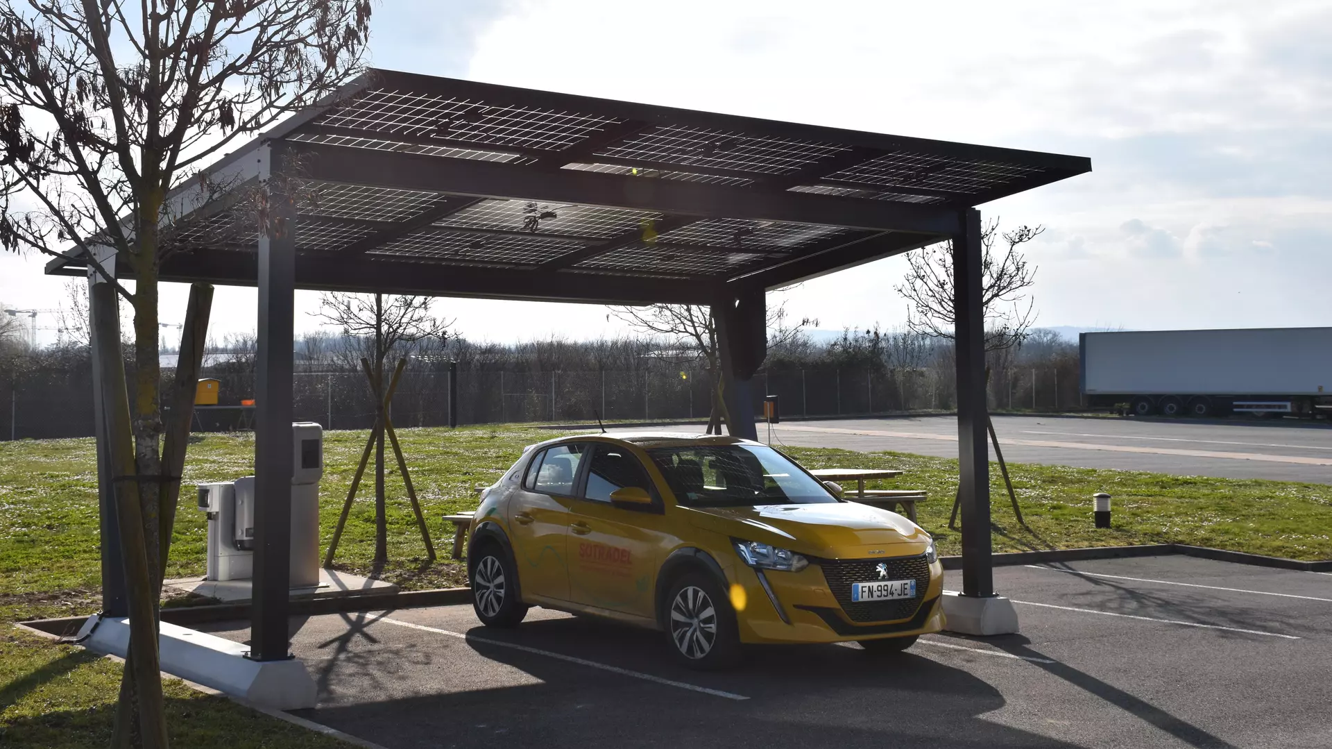 Elektrofahrzeug mit Solar-Carport