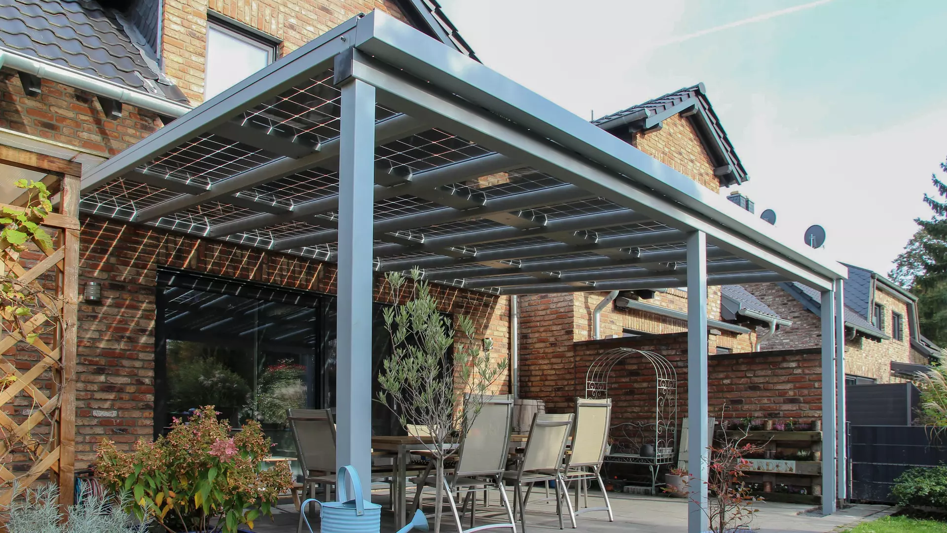 Solar-Terrasse mit Glas-Glas-Solarmodulen