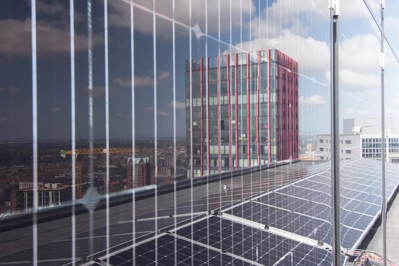 Rotterdams Skyline gespiegelt in Solarzellen