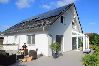 Haus mit Solarmodulen auf dem Dach