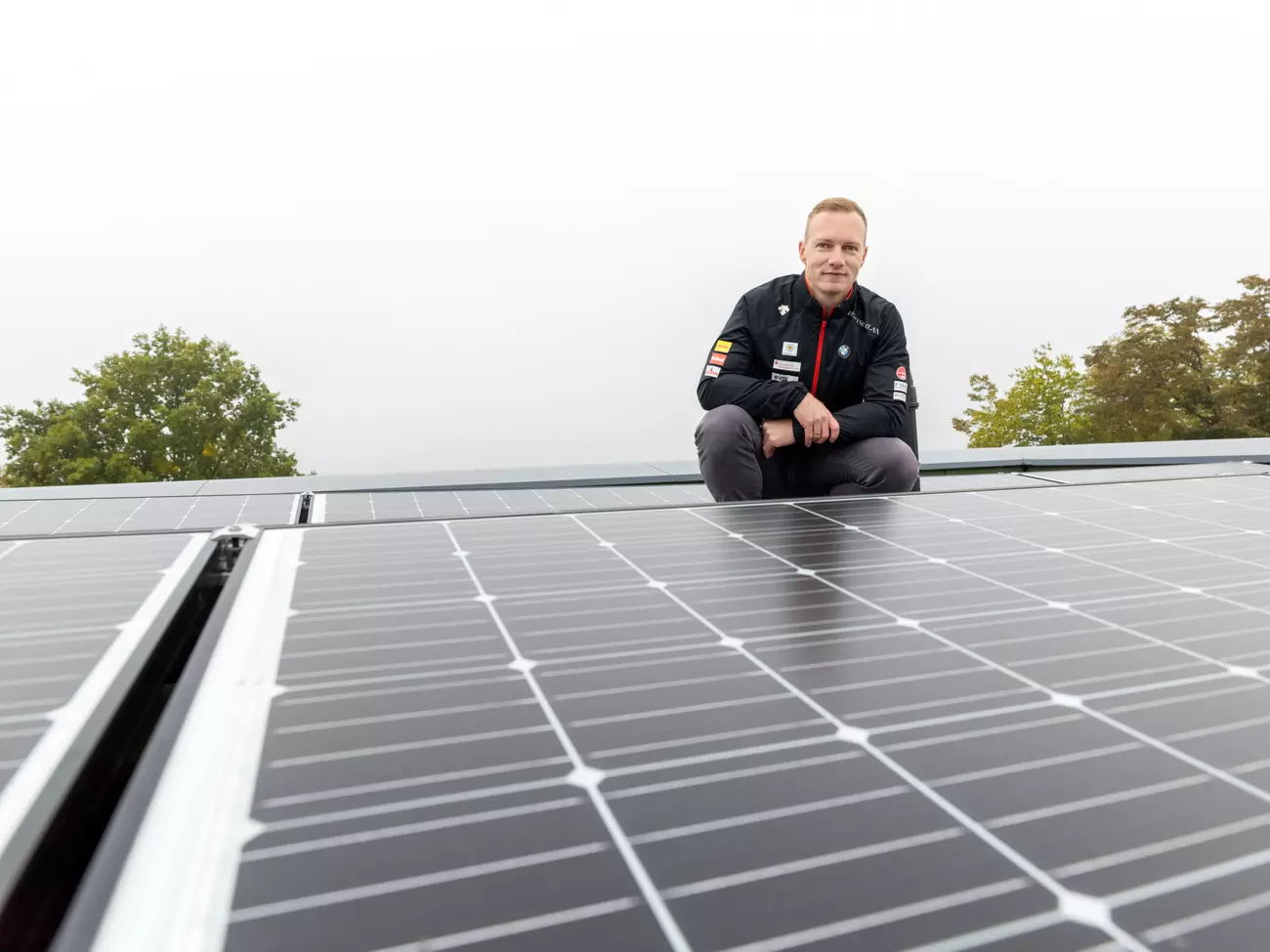 Bobfahrer Francesco Friedrich auf Dach mit Solarmodulen