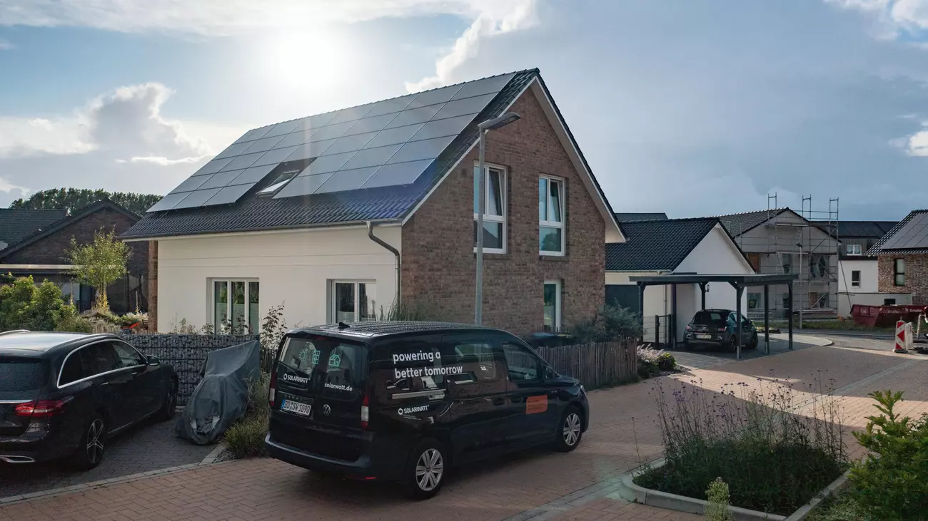 Dach mit 33 Solarmodulen von Solarwatt