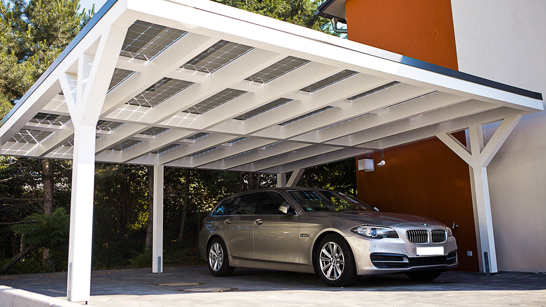 Solar Carport Mit Solarwatt Modulen Strom Fur E Auto Und Haus