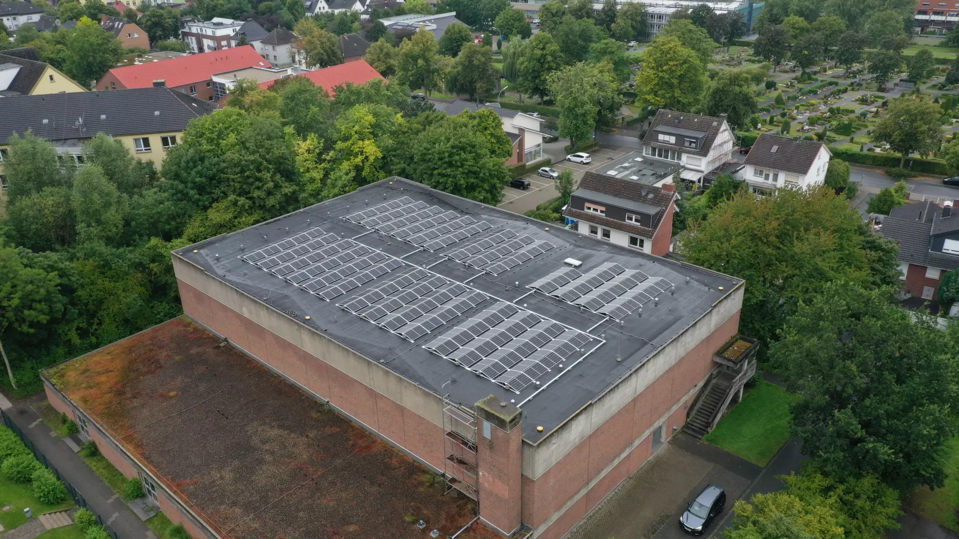 Photovoltaik-Anlage auf dem Dach des Kopernikus-Gymnasium mit 266 Glas-Glas Solarmodulen von Solarwatt